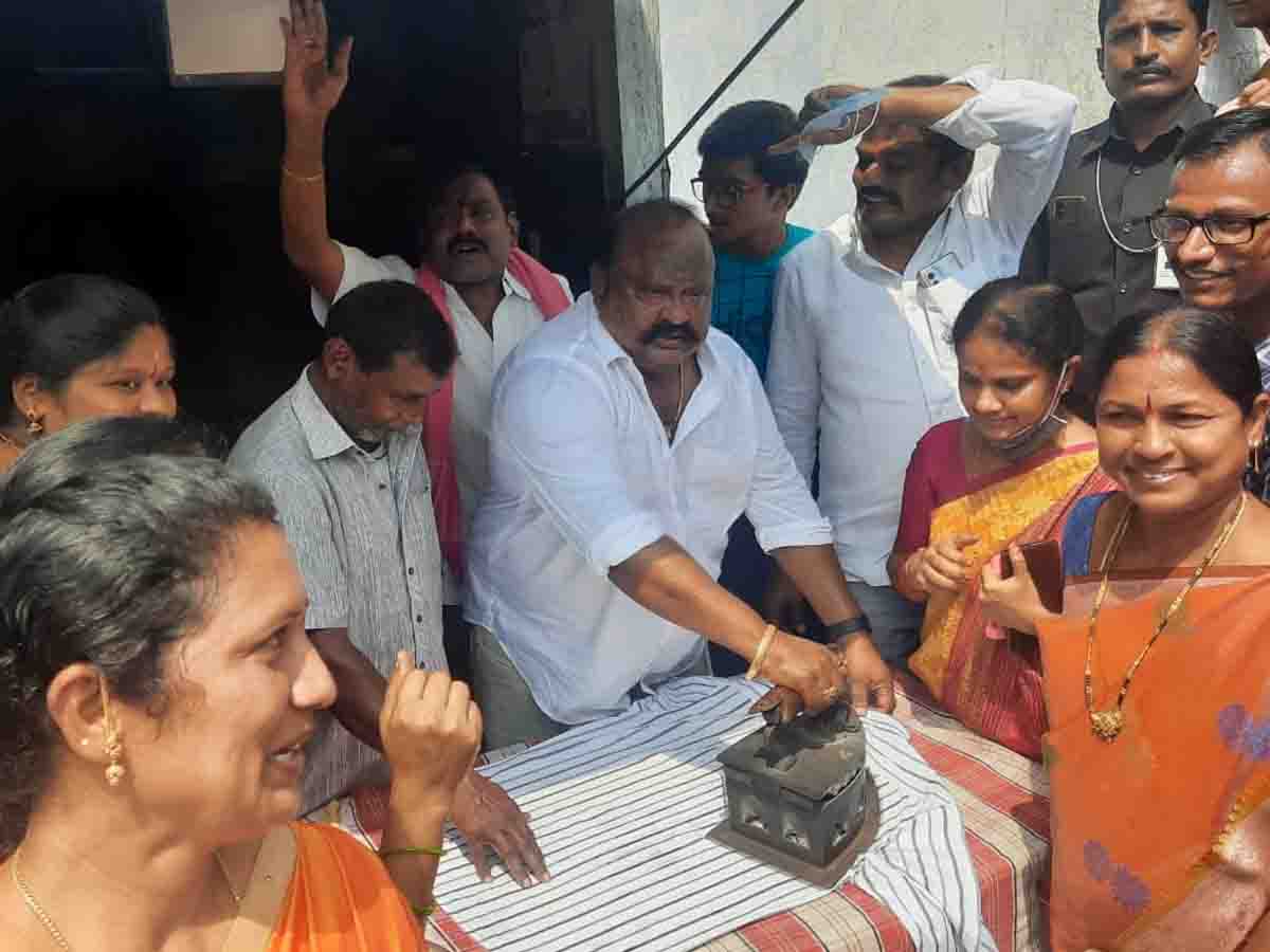 Huzurabad | ఇస్త్రీ చేసి.. ఓట‌ర్ల మ‌న‌సు గెలిచి..!! మంత్రి గంగుల వినూత్న ప్ర‌చారం..