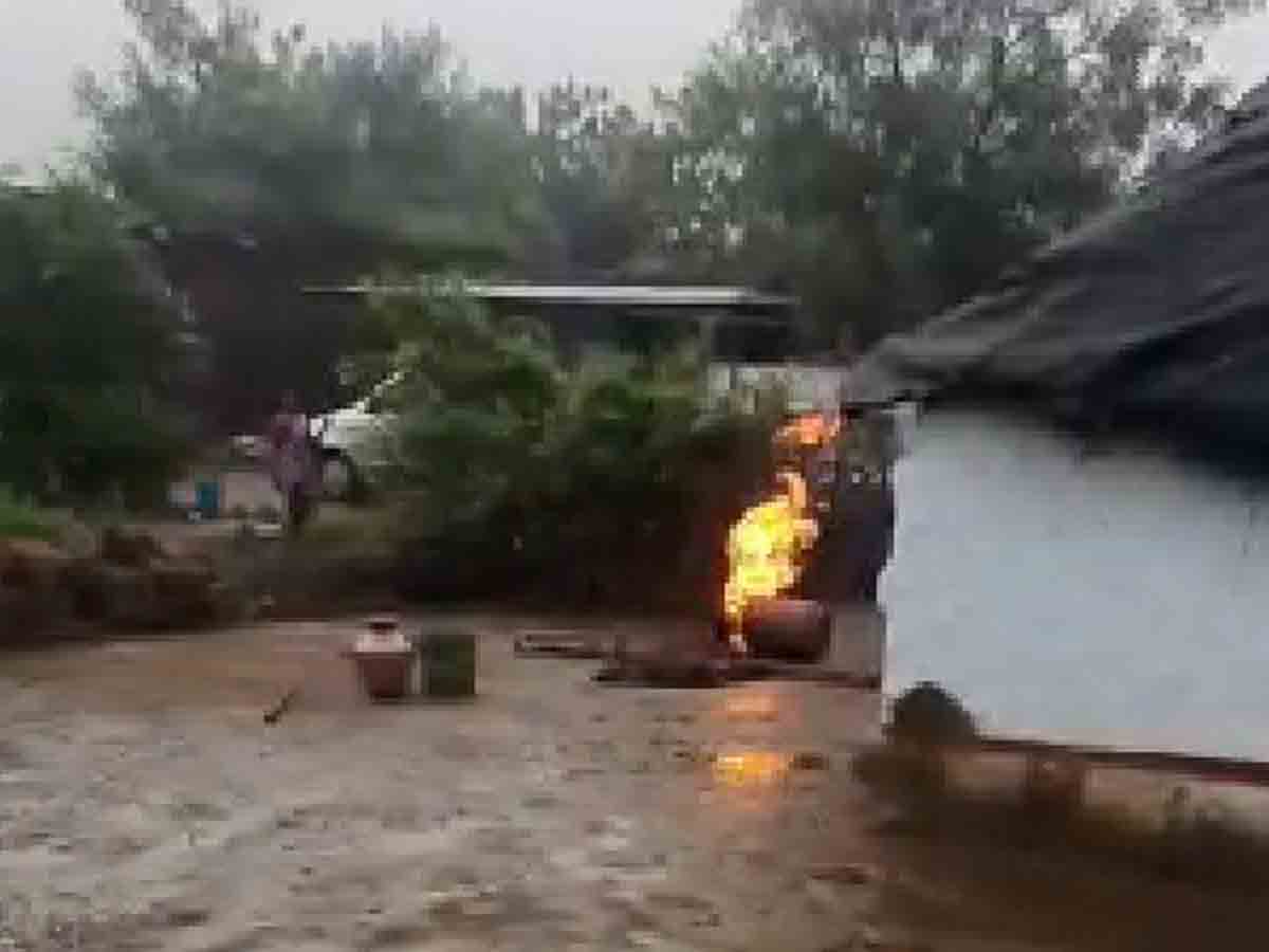 గ్యాస్‌ సిలిండర్‌ లీకై చెలరేగిన మంటలు..