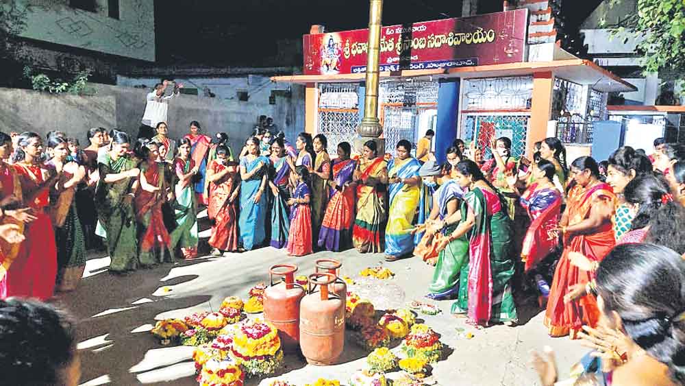 పండుగపూట వంటగ్యాస్‌ మంట