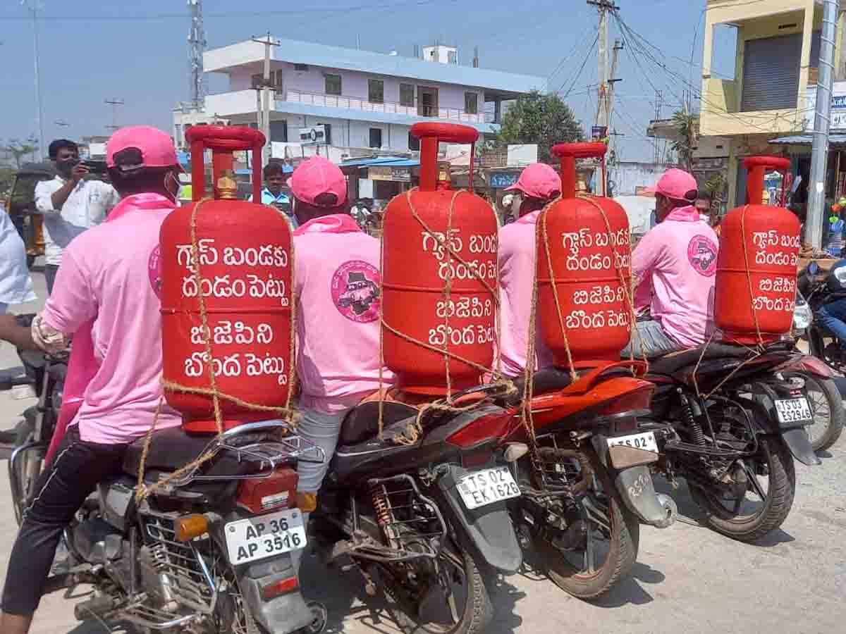 TRS | గ్యాస్‌బండ‌కు దండంపెట్టు.. బీజేపీని బొంద‌పెట్టు.. టీఆర్ఎస్ నాయ‌కుల వినూత్న ప్ర‌చారం..ఎక్క‌డంటే?