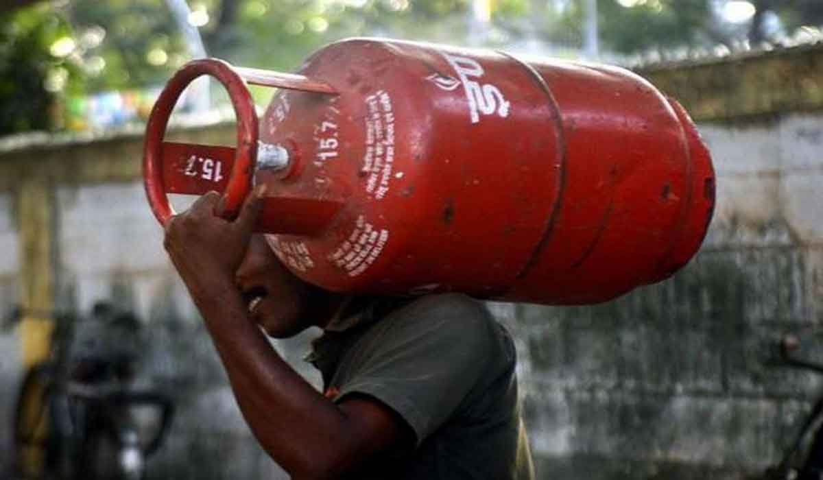 Gas Cylinder | గ్యాస్ సిలిండ‌ర్ ధ‌ర‌పై రూ.15 పెంపు