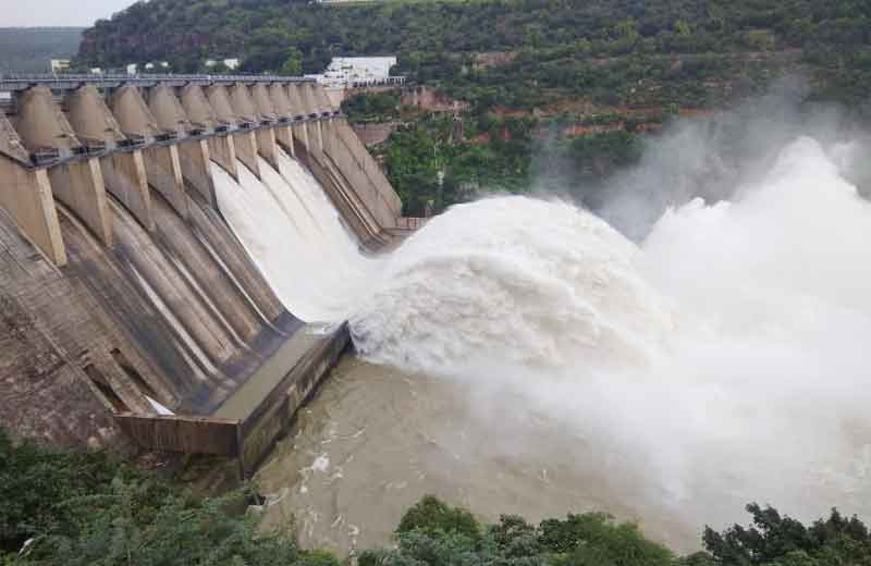 శ్రీశైలానికి భారీ వరద