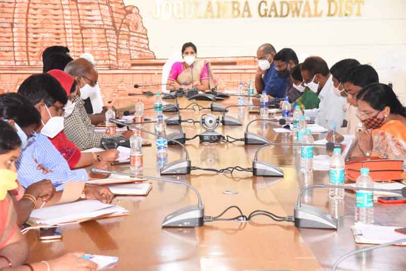 ఫిర్యాదులు పెండింగ్‌లో ఉంచొద్దు