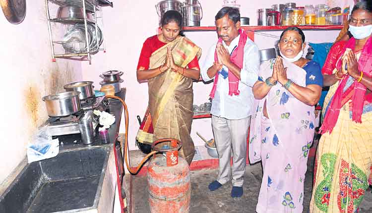 గెల్లుపు కారుదే!