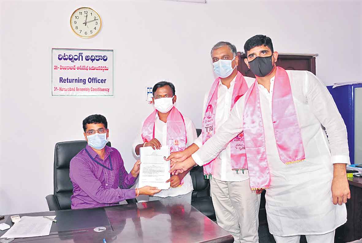 హుజూరాబాద్‌లో 61 మంది నామినేషన్లు