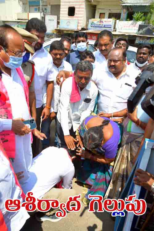 అమ్మ‌నాన్న‌ల ఆశీస్సులే కొండంత అండ‌.. నామినేష‌న్ ముందు త‌ల్లిదండ్రుల ఆశీర్వాదం తీసుకున్న గెల్లు