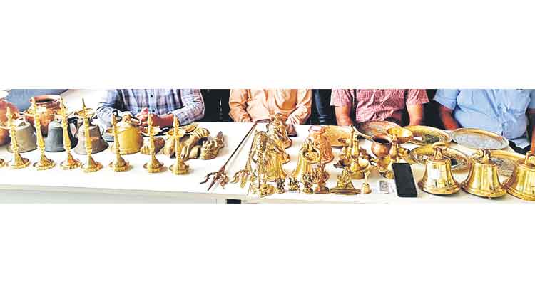 గుడి గంటలు కొట్టేశాడు!