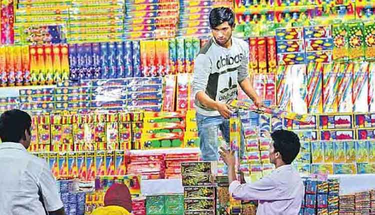 రాష్ట్రంలో 80 శాతం గ్రీన్‌క్రాకర్స్‌ విక్రయిస్తాం: వ్యాపారులు