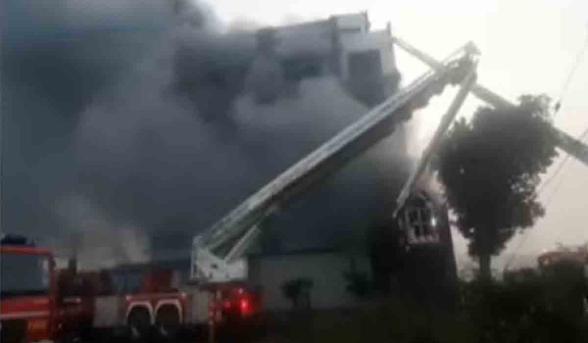 మాస్కుల తయారీ పరిశ్రమలో మంటలు.. ఇద్దరు మృతి