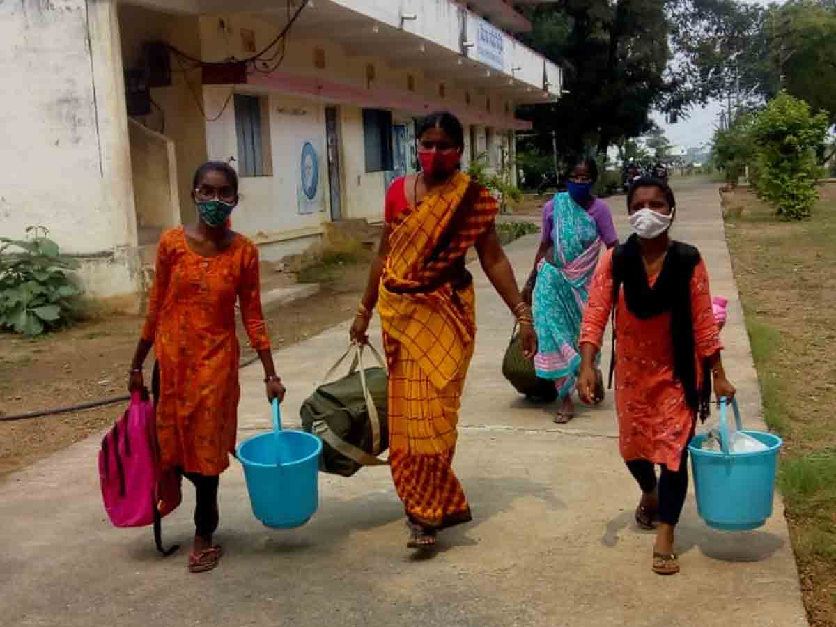 Kalluru | గురుకులాలు పునఃప్రారంభం..హాస్టళ్లకు చేరుకుంటున్న విద్యార్థులు..