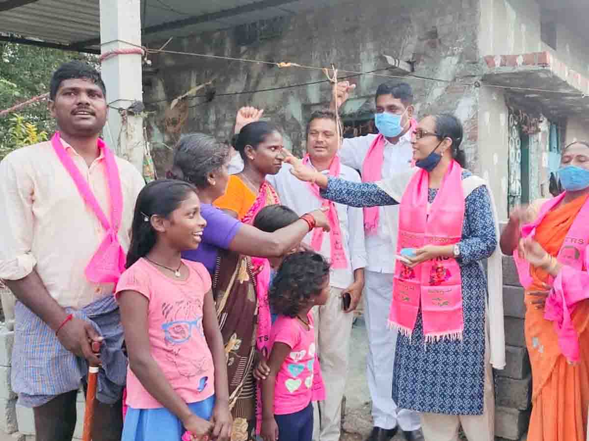 Huzurabad | ఇంటింటా బొట్టుపెట్టి గెల్లు శ్రీనివాస్‌యాద‌వ్‌కు ఓటేయాల‌ని ప్ర‌చారం..