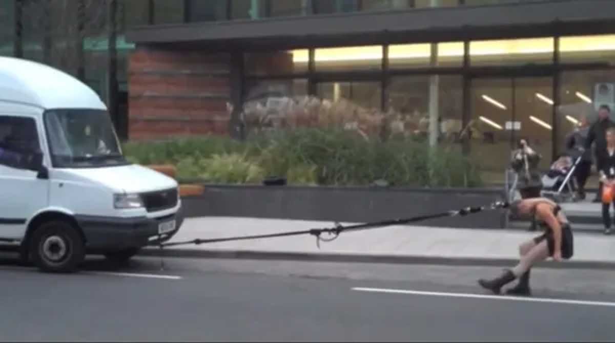 Viral Video : ఏ షాంపూ వాడుతున్నావు తల్లీ… ఈ యువతి చేసిన పనికి నెటిజన్లు షాక్