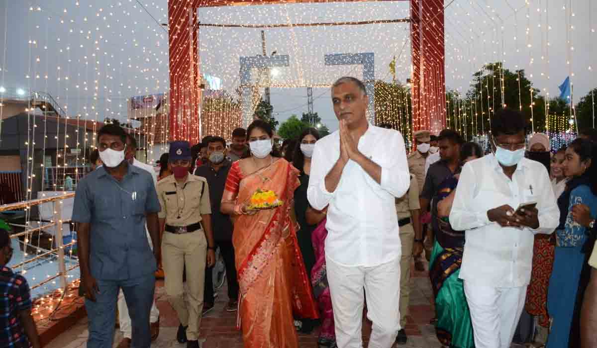 Harish Rao | కోమటి చెరువు వద్ద సద్దుల బతుకమ్మ.. కుటుంబ సమేతంగా తిలకించిన ఆర్ధిక మంత్రి హరీశ్ రావు