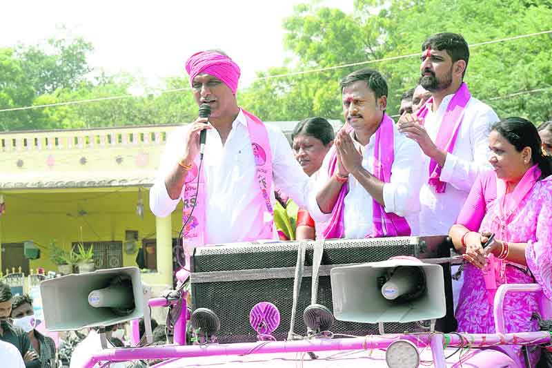 దగ్గరుండి దళితబంధు గ్రౌండింగ్‌ చేయిస్త