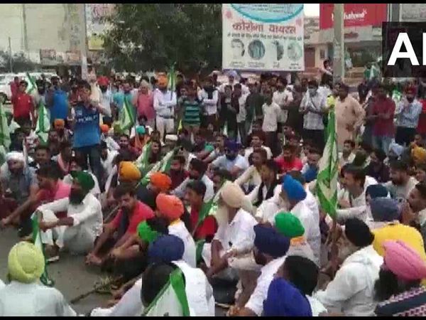 ధాన్యం సేక‌ర‌ణ‌లో జాప్యం : సీఎం నివాసం వ‌ద్ద రైతుల ఆందోళ‌న‌