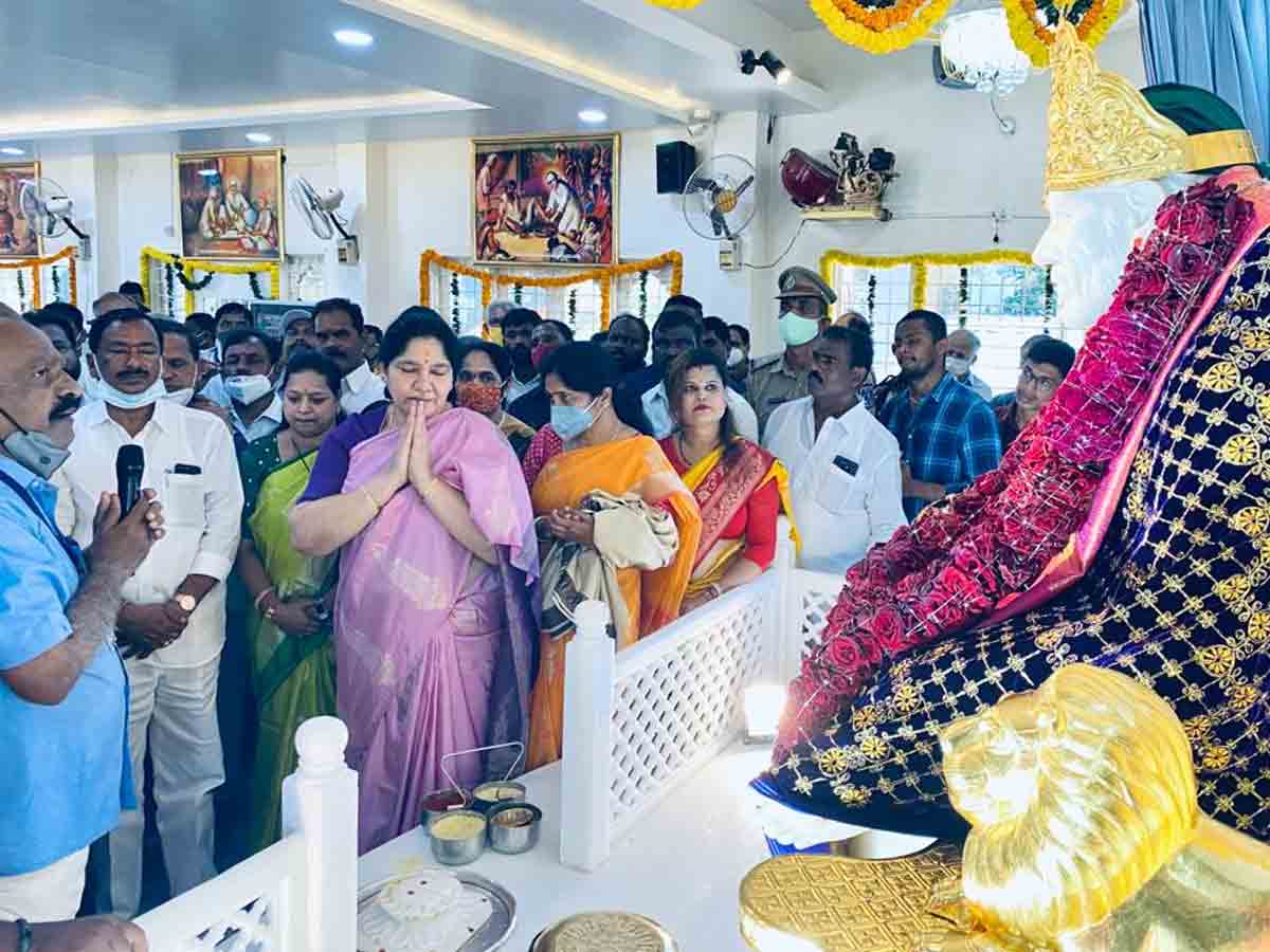 సాయిబాబా ఆలయంలో స్వర్ణ సింహాసనాన్ని ఆవిష్కరించిన : మంత్రి సత్యవతి