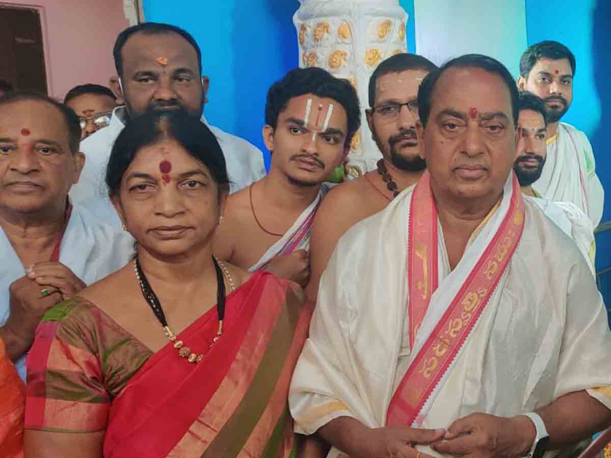 Basara | సరస్వతి అమ్మవారికి పట్టు వస్త్రాలు సమర్పించిన మంత్రి ఐకే రెడ్డి