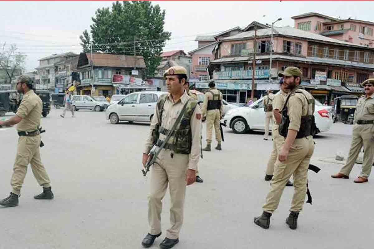 పుల్వామాలో ఎదురుకాల్పులు.. ఉగ్ర‌వాది బ‌షీర్ షేక్ హ‌తం