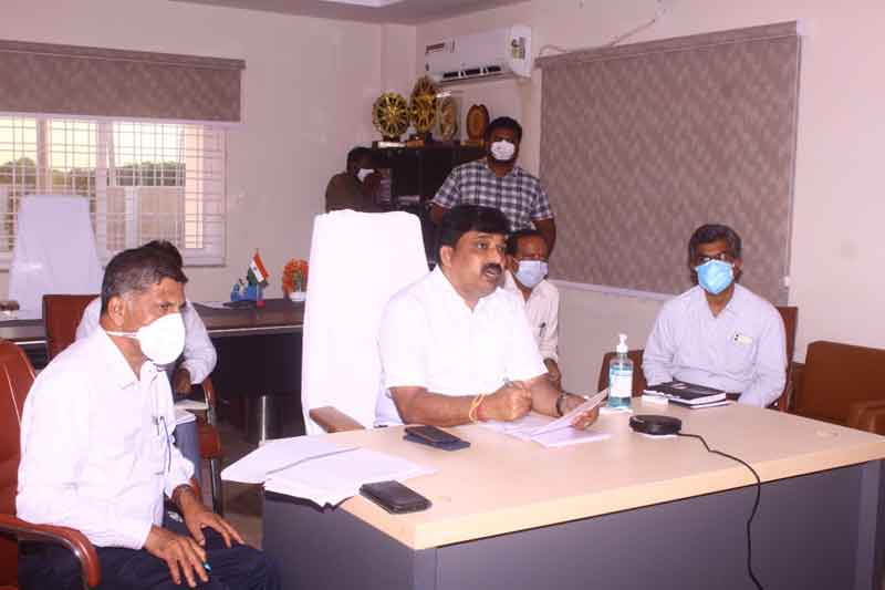 వంద శాతం వ్యాక్సినేషన్‌ పూర్తి చేయాలి