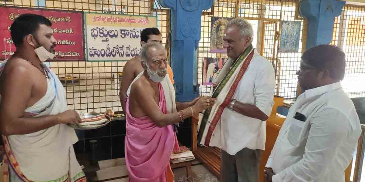 కాళేశ్వరం ఆలయంలో సీపీఐ నారాయణ పూజలు