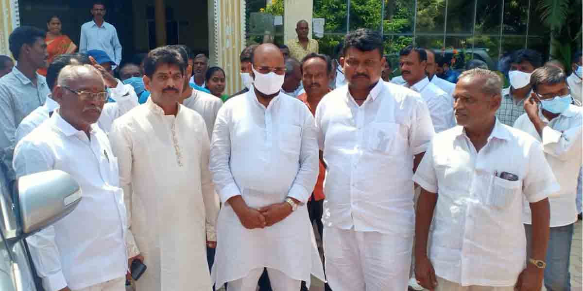 ధాన్యం కొనుగోలులో అవకతవకలపై ఎమ్మెల్యే ముత్తిరెడ్డి సీరియస్‌