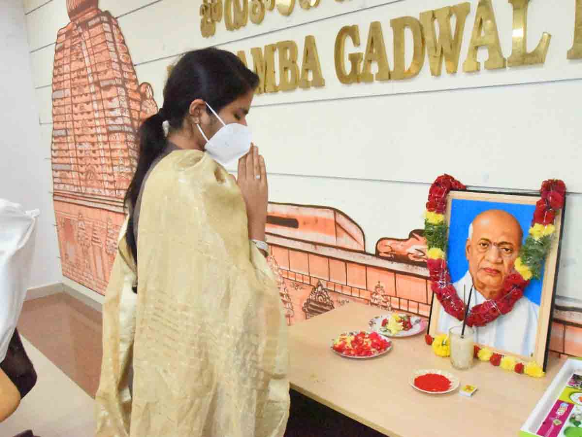 వల్లాభాయి పటేల్‌కు నివాళులు అర్పించిన కలెక్టర్‌ క్రాంతి