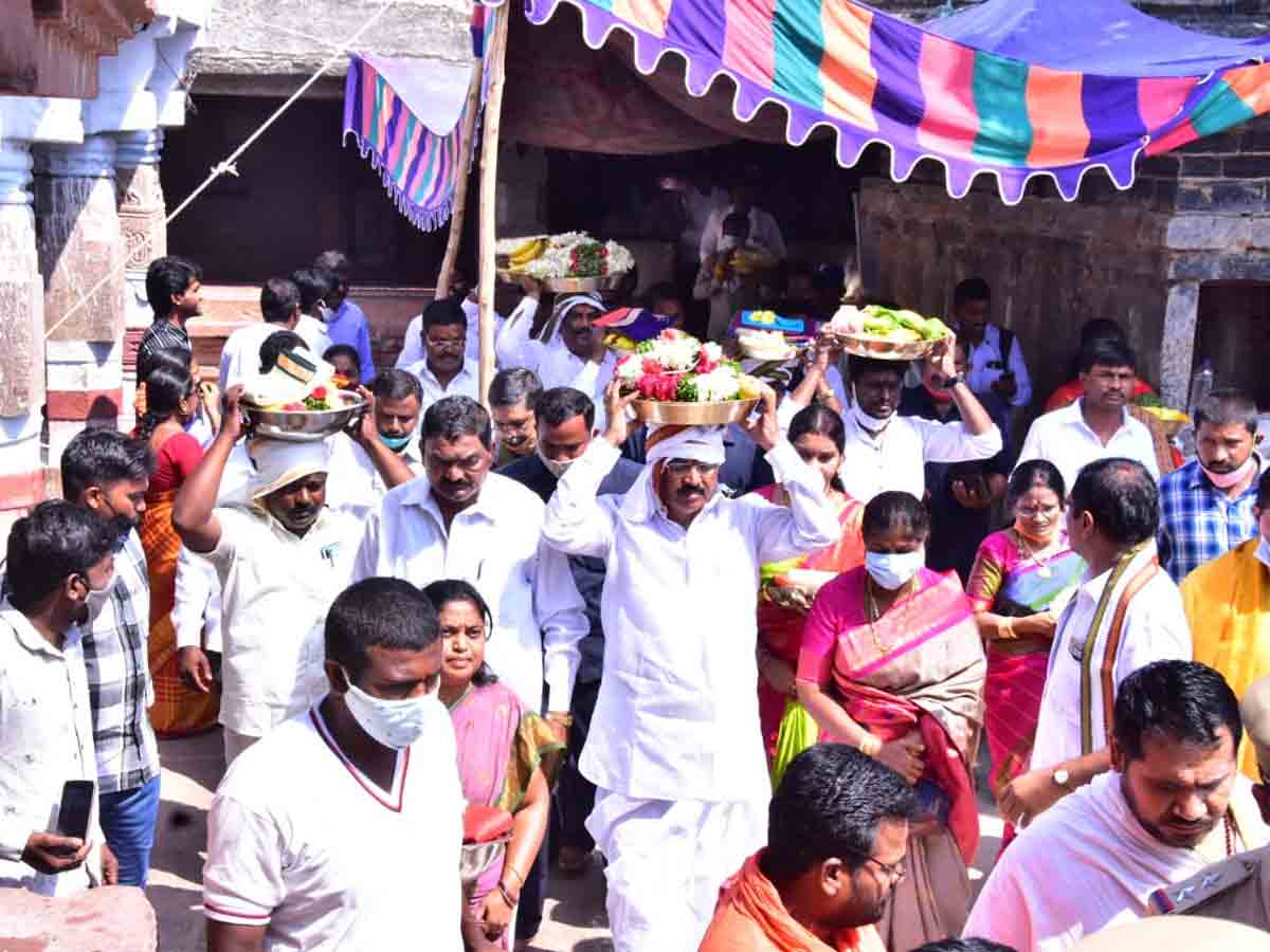 జోగులాంబకు పట్టు వస్త్రాలు సమర్చించిన మంత్రి నిరంజన్‌రెడ్డి