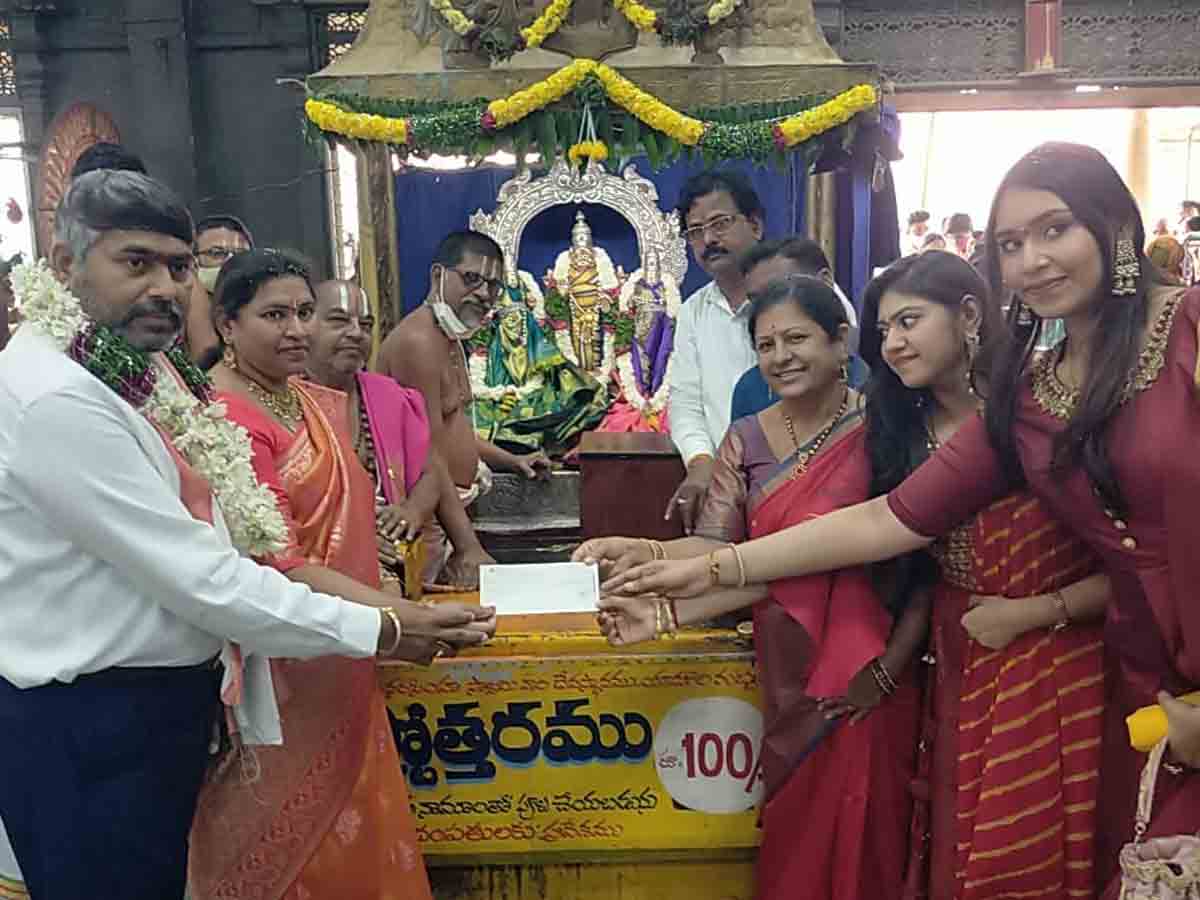 యాదాద్రికి జేఎస్ఆర్‌ సన్ సిటీ అధినేత నారాయణ గౌడ్ రూ.50 లక్షల విరాళం