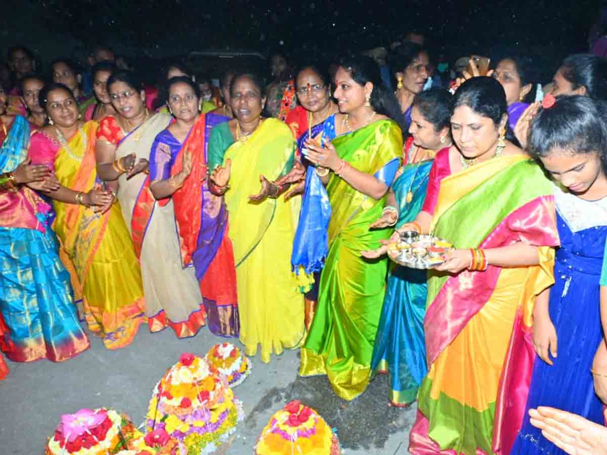 Nizamabad |కుటుంబ సభ్యులతో కలిసి బతుకమ్మ ఆడిన ఎమ్మెల్సీ కవిత