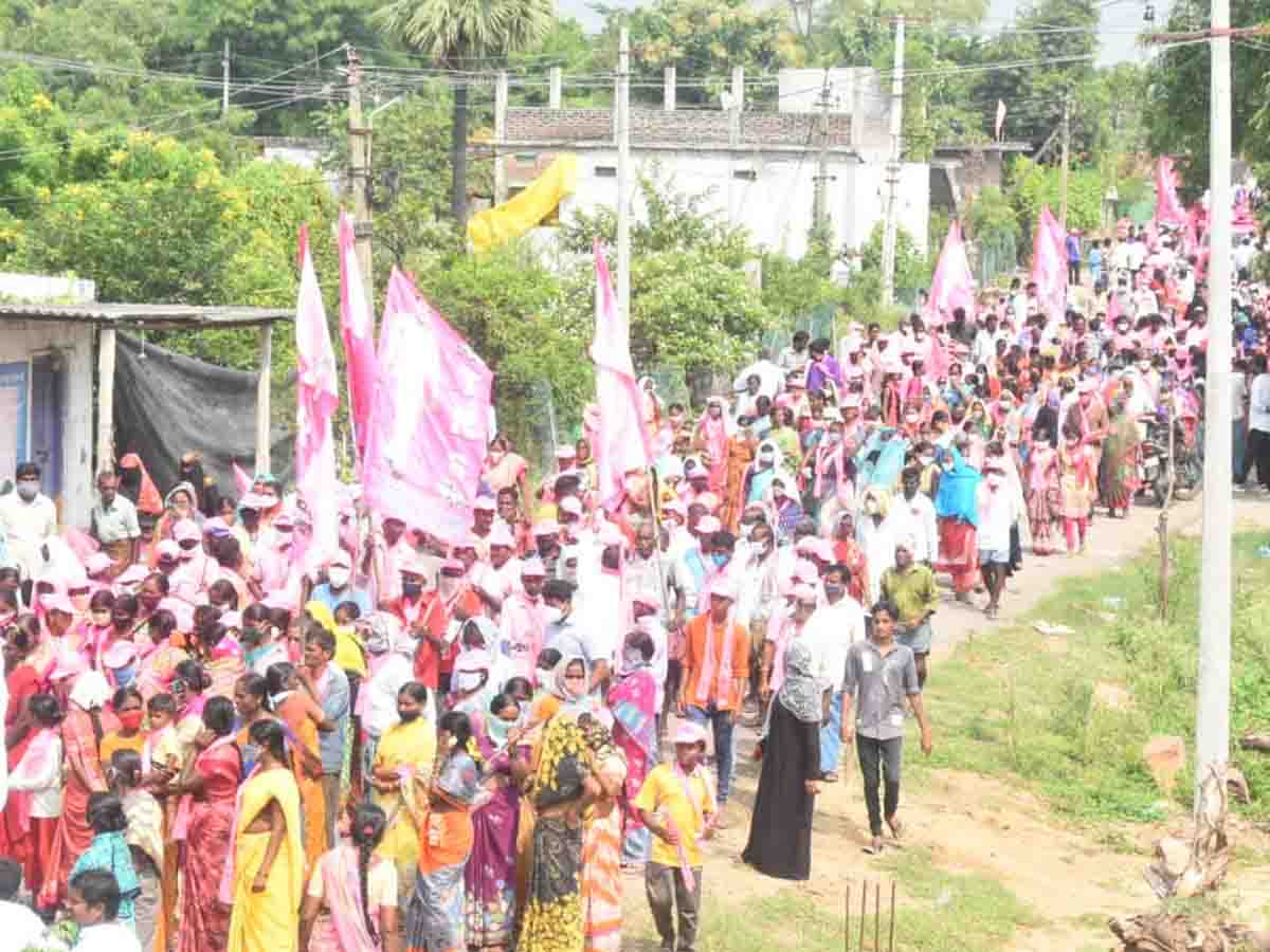 TRS | ఉద్య‌మ బిడ్డ వెంటే బిజిగిరి ష‌రీఫ్‌..గెల్లు శ్రీనివాస్‌కు ఘ‌న స్వాగ‌తం..