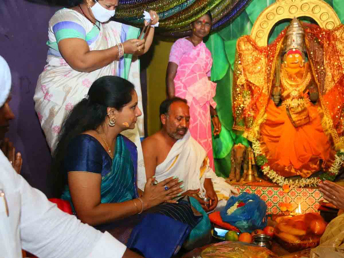 పాల్ద మహాలక్ష్మి అలయంలో ఎమ్మెల్సీ కవిత పూజలు