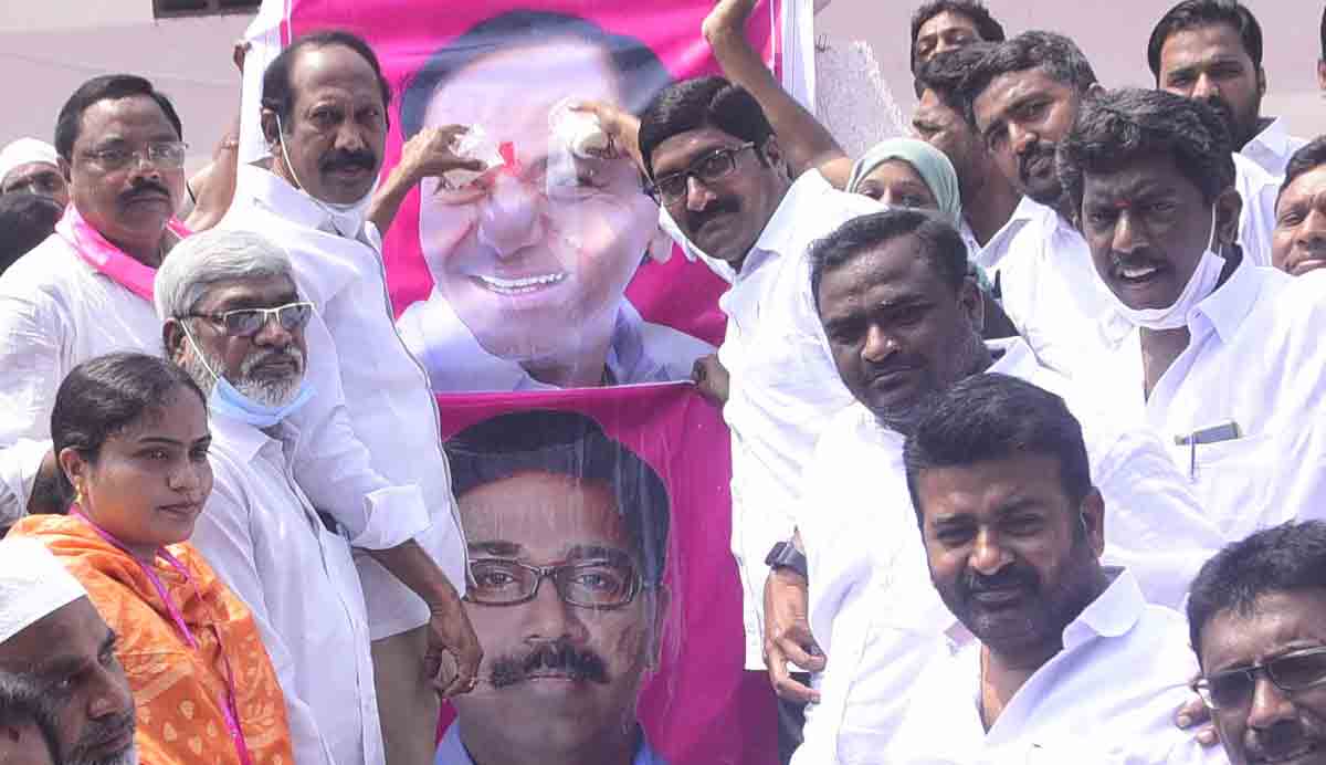 TRS | సీఎం కేసీఆర్, మంత్రి పువ్వాడ చిత్రపటాలకు క్షీరాభిషేకం..