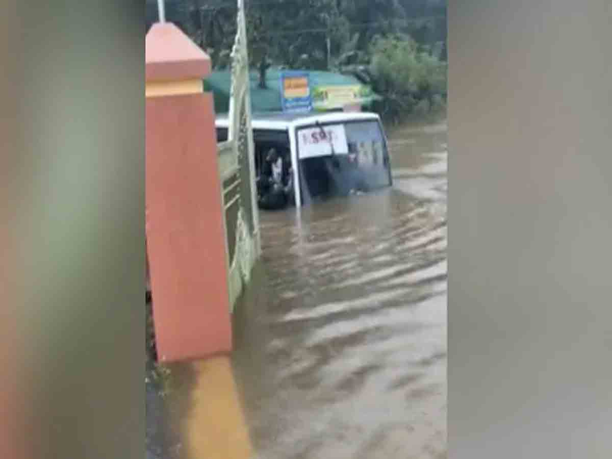 కేరళలో భారీ వర్షాలకు కొట్టుకుపోయిన కారు.. నీట మునిగిన బస్సు