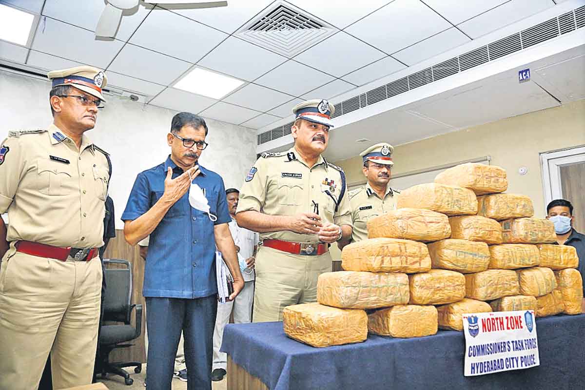 క్యాటరింగ్‌ చేస్తూ..గంజాయి స్మగ్లింగ్‌