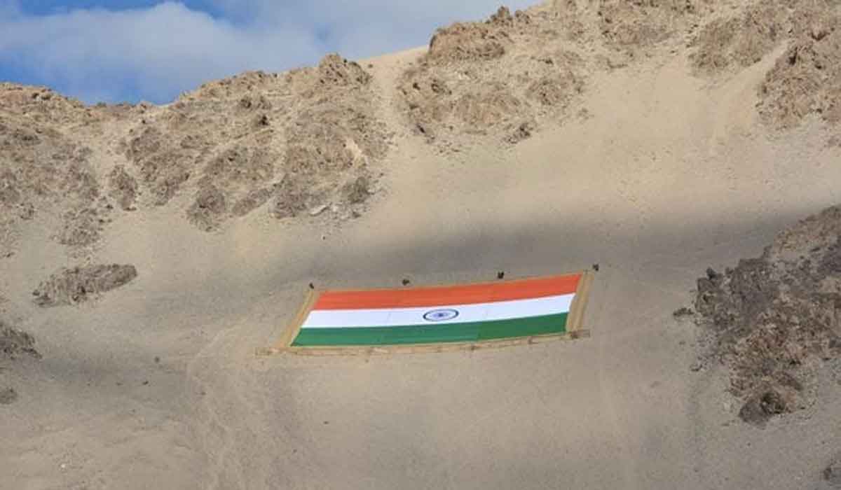 లేహ్‌లో 1400 కిలోల బ‌రువైన అతిపెద్ద ఖాదీ జాతీయ ప‌తాకం ఆవిష్క‌ర‌ణ‌