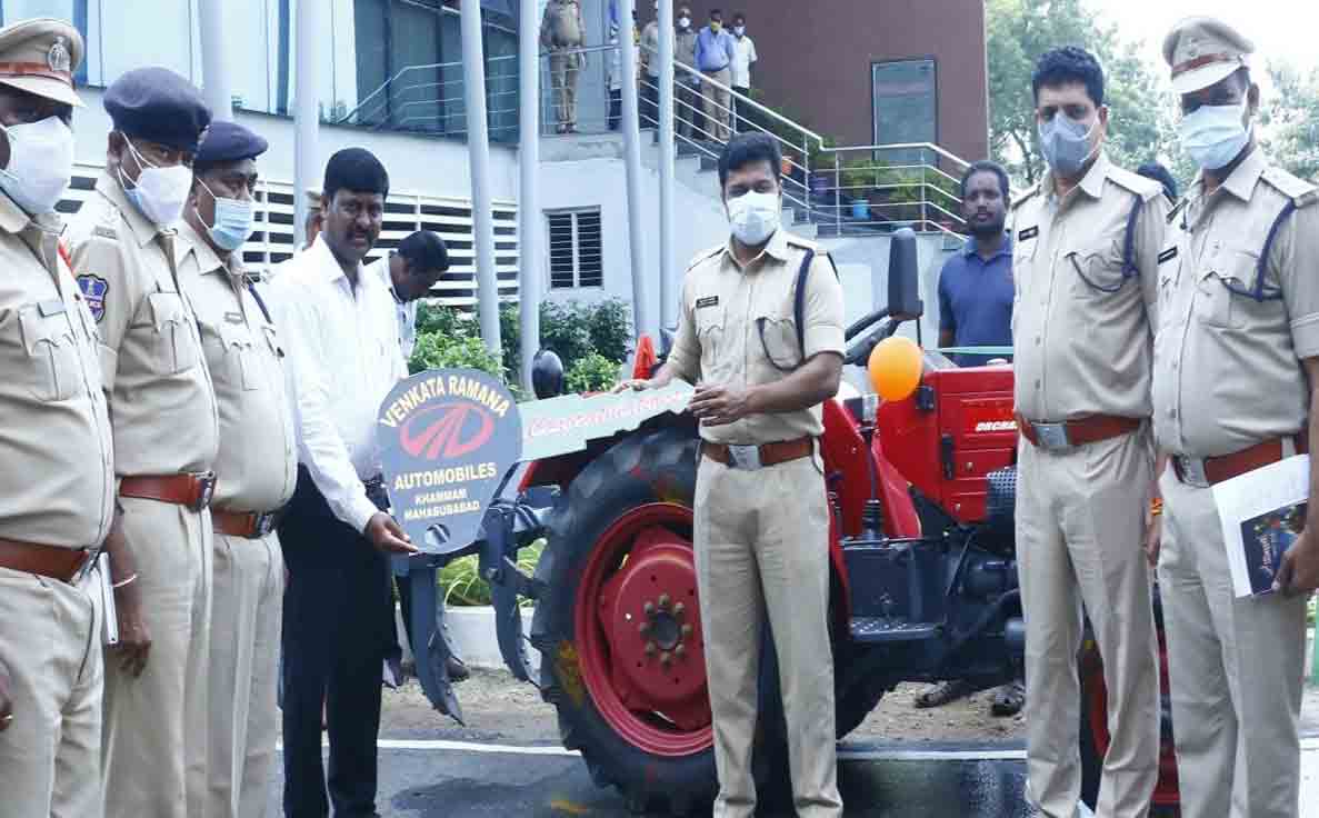 Donation | పోలీసుశాఖకు మినీ ట్రాక్టర్ అందజేసిన వీవీసీ ట్రస్ట్..