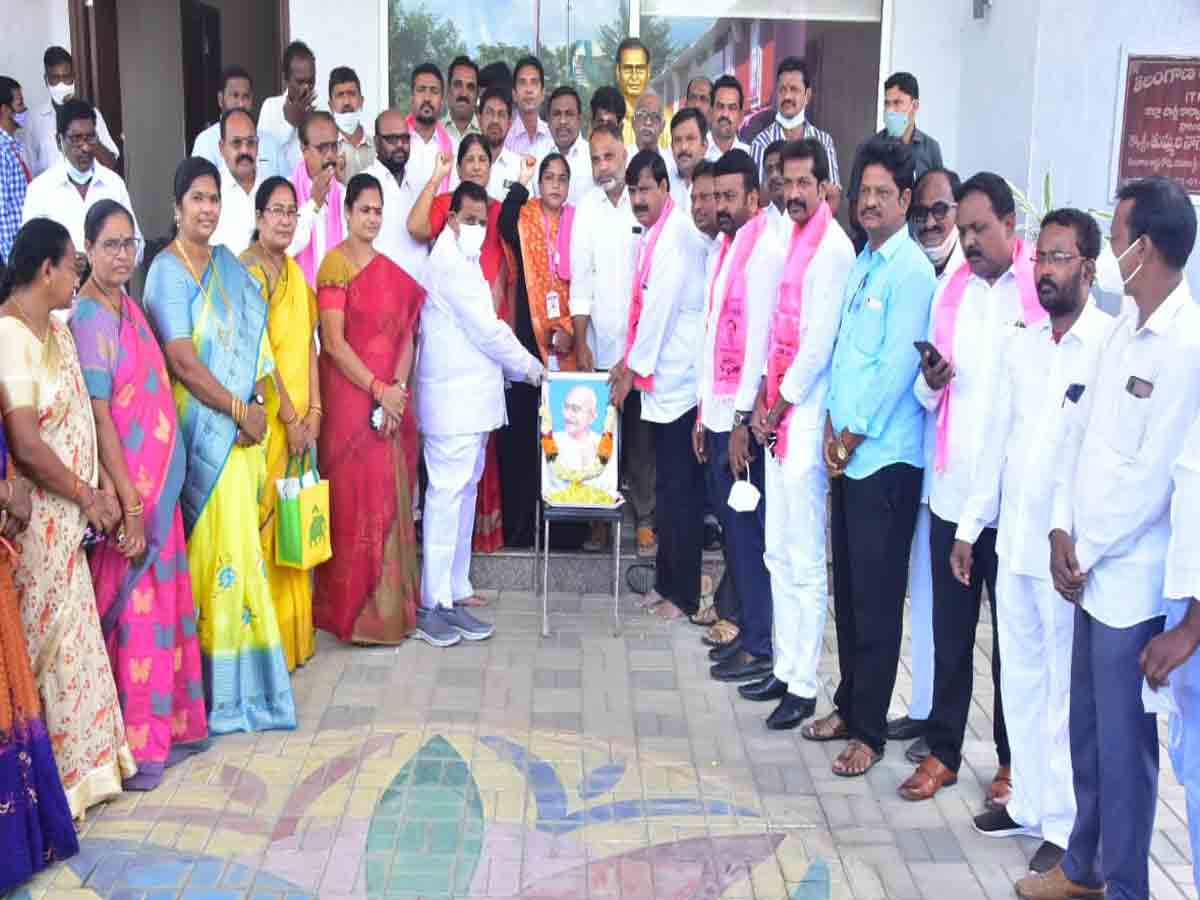 TRS bhavan | ఖమ్మం టీఆర్‌ఎస్ కార్యాలయంలో ఘనంగా గాంధీ జయంతి వేడుకలు..