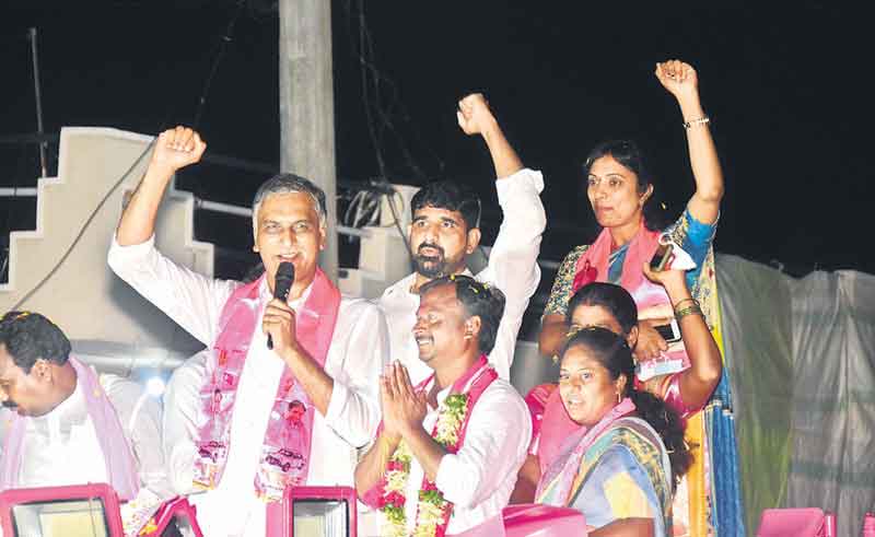 రైతుబంధు ఇచ్చినోళ్లా..రైతులపై బందూకు  ఎత్తినోళ్లా?