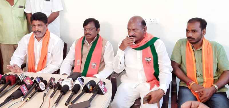 బీజేపీలో ముసలం