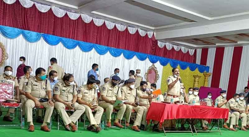 స్వేచ్ఛగా ఓటు హక్కు వినియోగించుకోవాలి