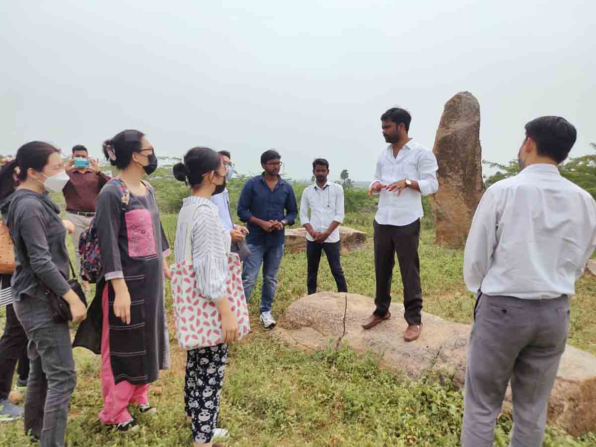 ముడుమాల్ నిలువు రాళ్లను సందర్శించిన దక్షిణ కొరియా బృందం