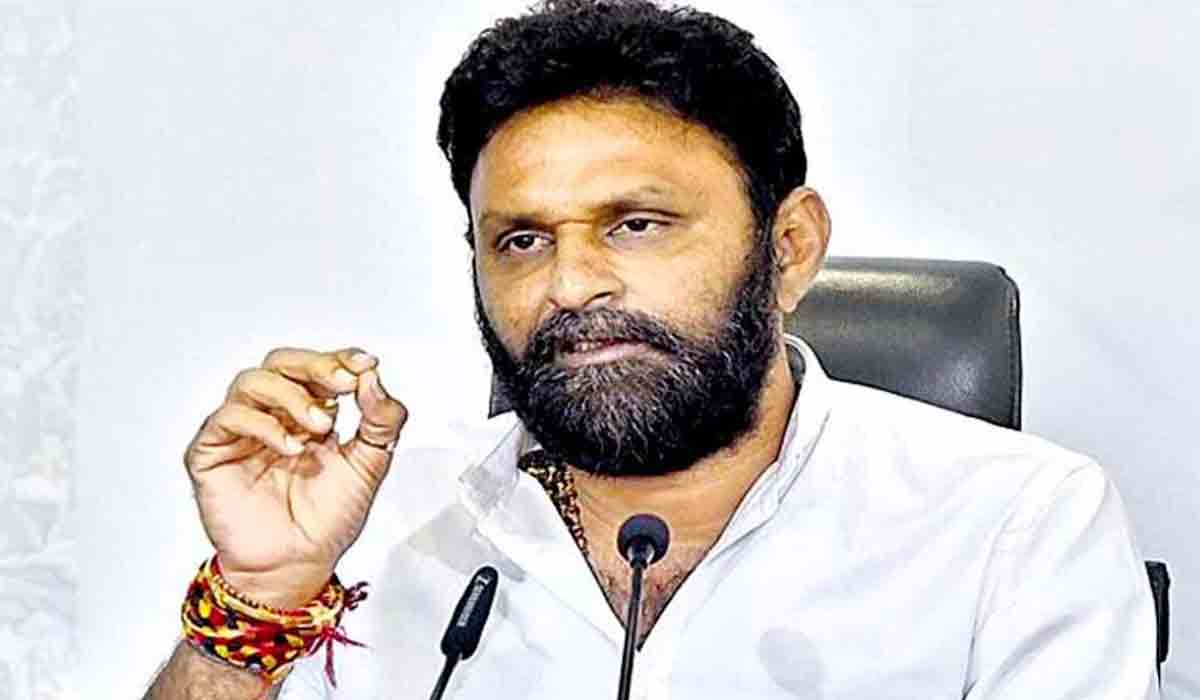 ఎన్టీఆర్‌ చెబితే మేమెందుకు వింటం.. చంద్రబాబే భార్యను అల్లరి పాలు చేసుకుంటున్నడు : కొడాలి నాని