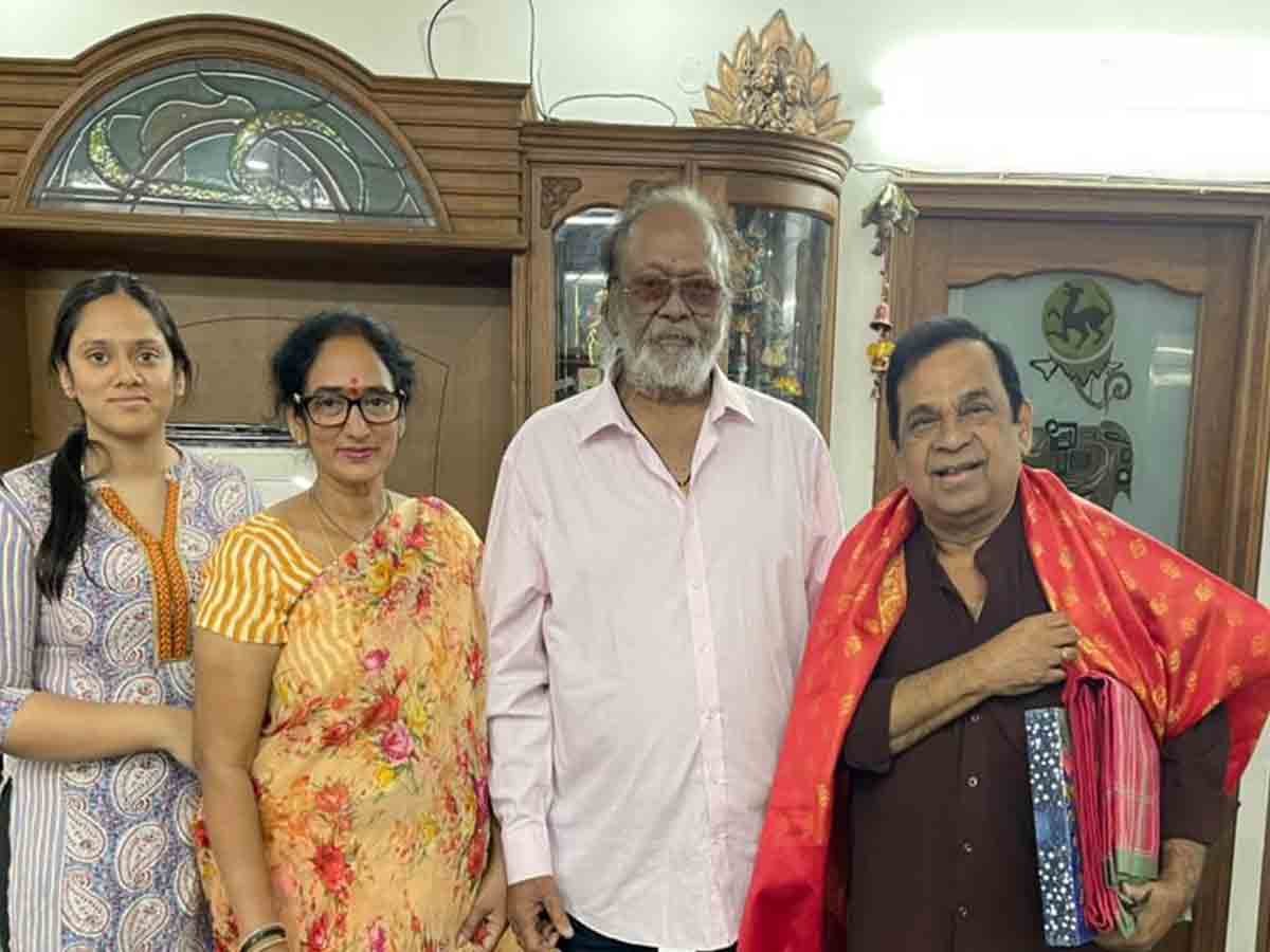 Krishnam raju: కృష్ణంరాజుకి స్వీట్ స‌ర్‌ప్రైజ్ ఇచ్చిన బ్ర‌హ్మానందం..!