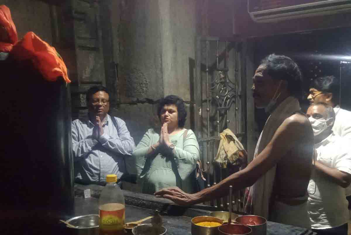 Temple | శివాలయంలో స్టేట్ ఫైనాన్స్ కమిషనర్ పీయూష్ ప్రత్యేక పూజలు..