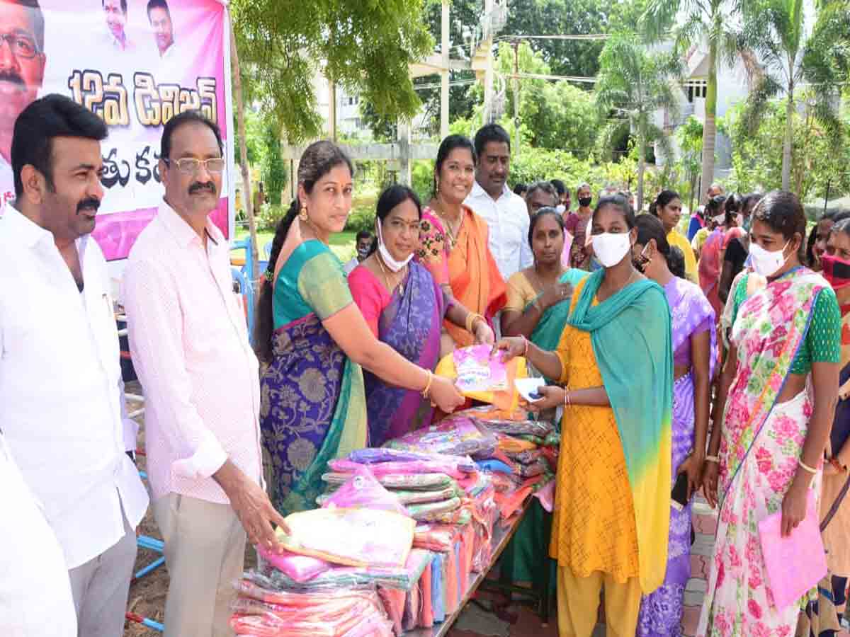 Khammam | కార్పొరేషన్ పరిధిలో బతుకమ్మ చీరెలు పంపిణీ చేసిన మేయర్..