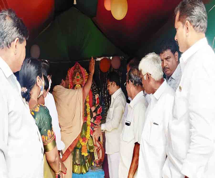 Khammam | దుర్గాదేవి పూజాకార్యక్రమంలో పాల్గొన్న జడ్పీ చైర్మన్ లింగాల కమల్ రాజ్..