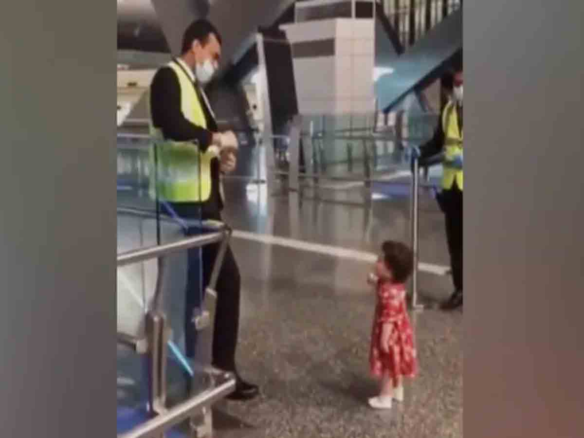 Viral video: ఆంటీకి గుడ్‌ బై చెప్పేందుకు.. సెక్యూరిటీ సిబ్బంది అనుమతి కోరిన చిన్నారి