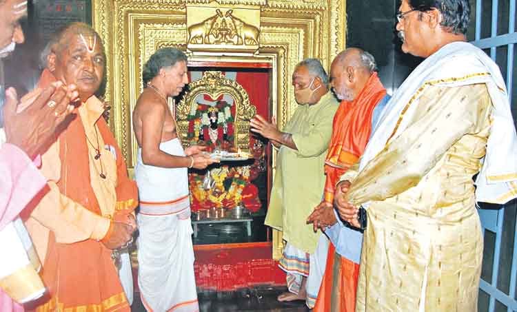 టీఆర్‌ఎస్‌ గెలుపు కోసం ప్రత్యేక పూజలు