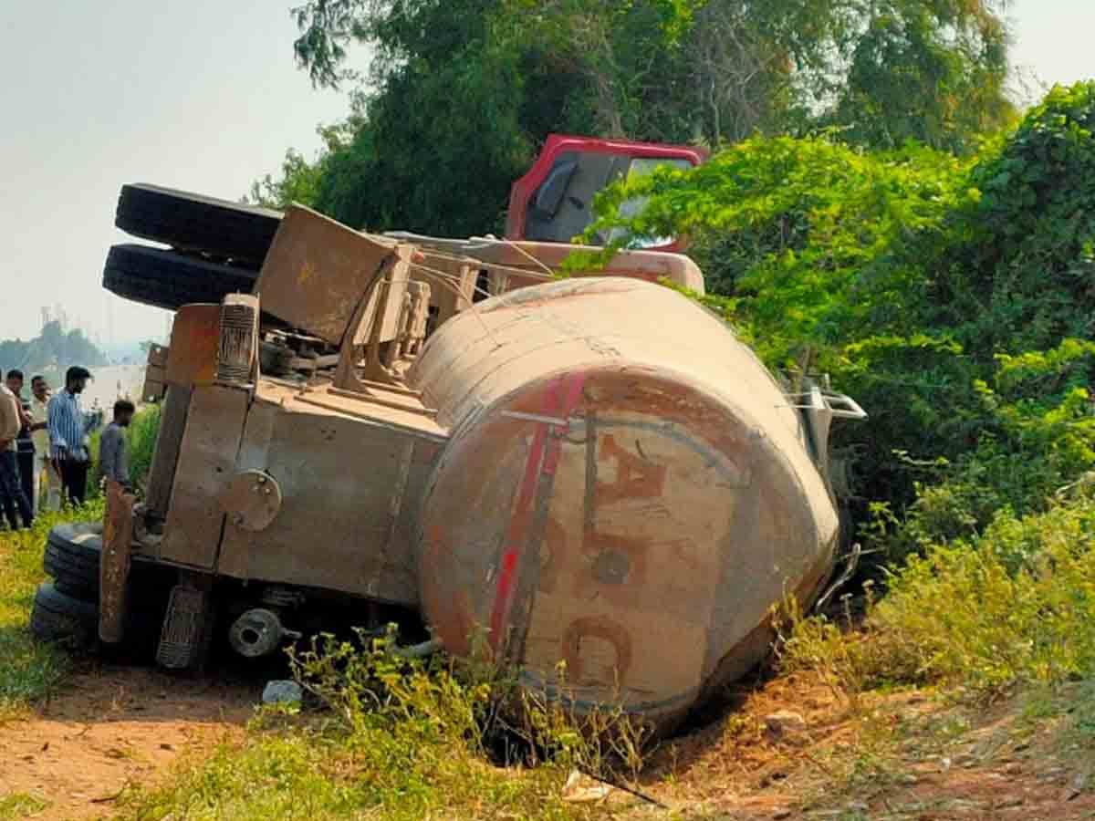 Crime news |సిమెంట్‌ లారీ బోల్తా.. డ్రైవర్‌ మృతి