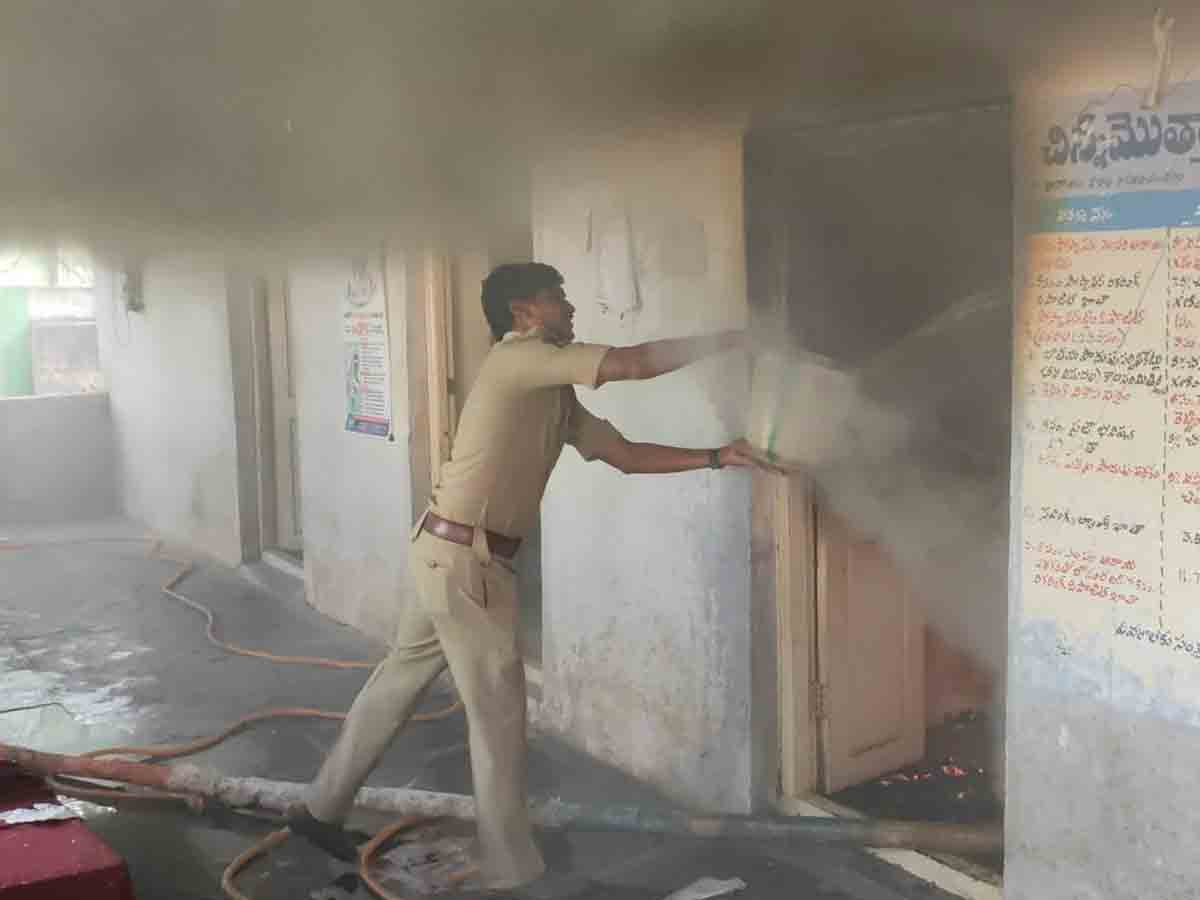 మానోపాడు తహసిల్దార్ కార్యాలయంలో అగ్నిప్రమాదం